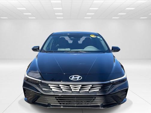 Black 2025 Hyundai ELANTRA SE