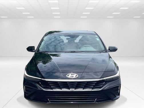 Black 2024 Hyundai ELANTRA SE