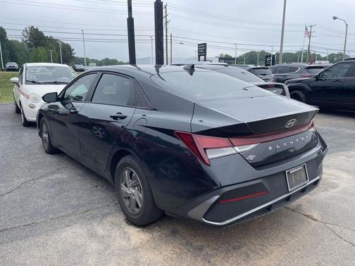 Black 2024 Hyundai ELANTRA SE