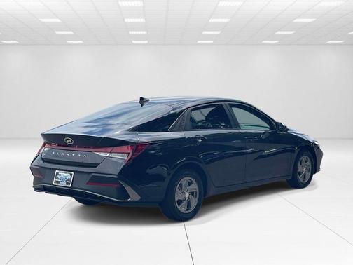 Black 2024 Hyundai ELANTRA SE