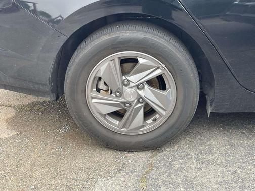 Black 2024 Hyundai ELANTRA SE