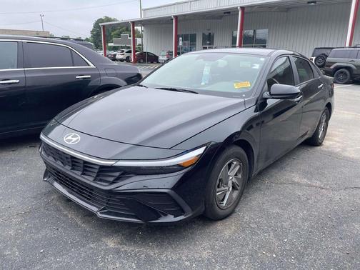 Black 2024 Hyundai ELANTRA SE