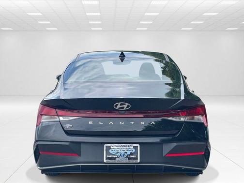 Black 2024 Hyundai ELANTRA SE