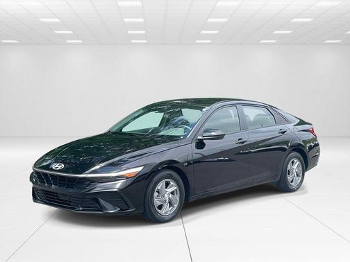 Black 2024 Hyundai ELANTRA SE