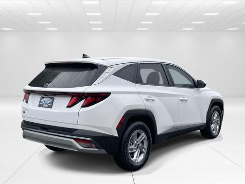 White Pearl 2026 Hyundai TUCSON SE