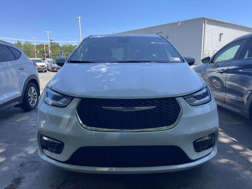 Bright White Clearcoat 2023 Chrysler Pacifica Touring-L