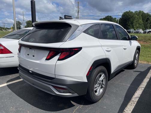 White Pearl 2026 Hyundai TUCSON SE