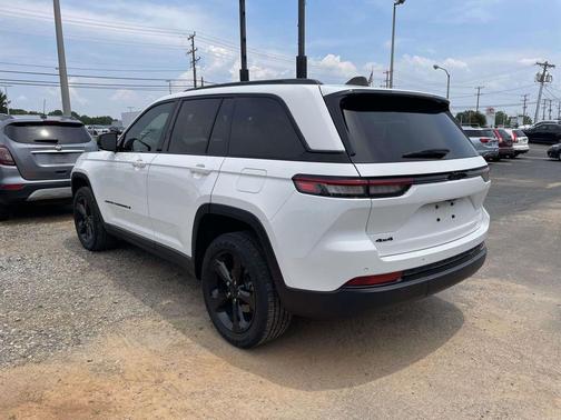Bright White Clearcoat 2023 Jeep Grand Cherokee Altitude