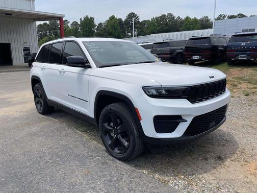 Bright White Clearcoat 2023 Jeep Grand Cherokee Altitude