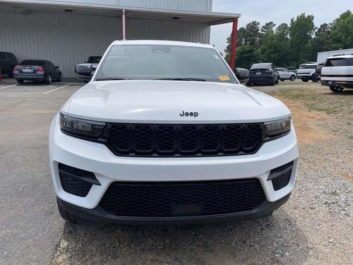 Bright White Clearcoat 2023 Jeep Grand Cherokee Altitude