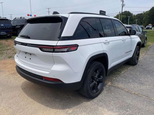 Bright White Clearcoat 2023 Jeep Grand Cherokee Altitude