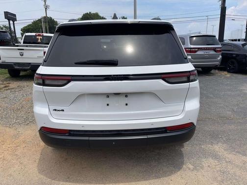 Bright White Clearcoat 2023 Jeep Grand Cherokee Altitude