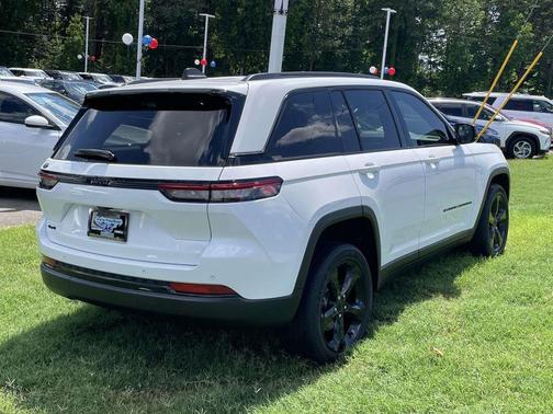 Bright White Clearcoat 2023 Jeep Grand Cherokee Altitude