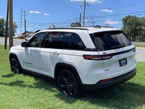 Bright White Clearcoat 2023 Jeep Grand Cherokee Altitude