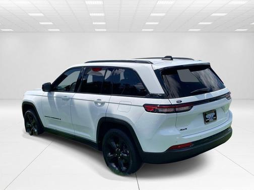 Bright White Clearcoat 2023 Jeep Grand Cherokee Altitude