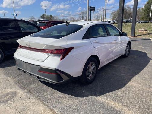 2024 Hyundai ELANTRA SE