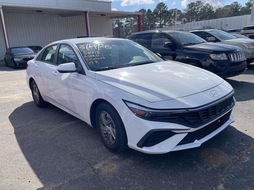 2024 Hyundai ELANTRA SE