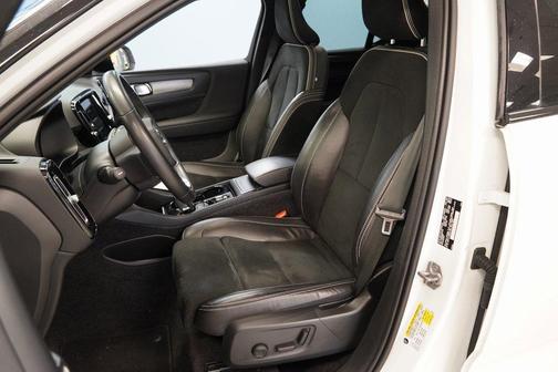 2022 Volvo XC40 T5 R-Design