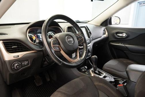 Bright White Clearcoat 2017 Jeep Cherokee Latitude