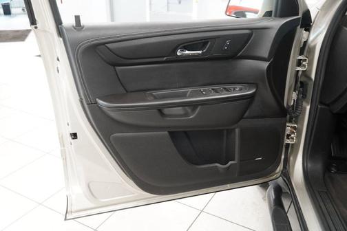 Champagne Silver 2017 Chevrolet Traverse 2LT
