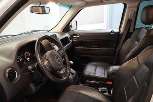 Bright White Clearcoat 2017 Jeep Patriot High Altitude