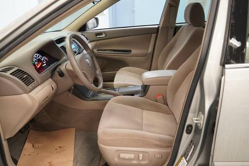 Gray 2005 Toyota Camry LE