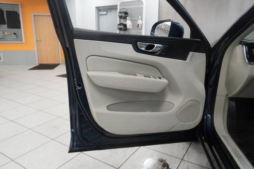 2022 Volvo XC60 B5 Momentum