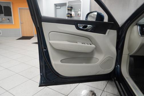 2022 Volvo XC60 B5 Momentum