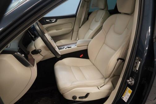 2022 Volvo XC60 B5 Momentum
