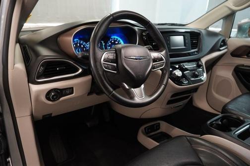 Billet Silver Metallic Clearcoat 2017 Chrysler Pacifica Touring-L