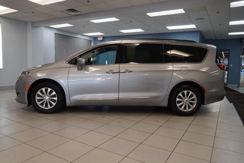 Billet Silver Metallic Clearcoat 2017 Chrysler Pacifica Touring-L