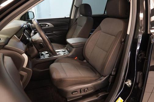 Mosaic Black Metallic 2020 Chevrolet Traverse LT Cloth