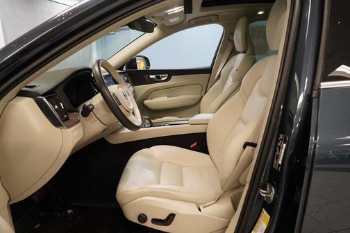 2020 Volvo XC90 T6 Momentum 6 Passenger