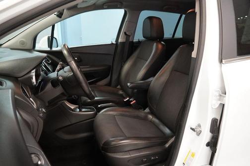 Summit White 2019 Chevrolet Trax LT