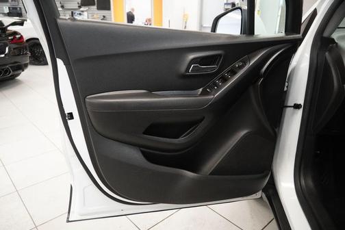 Summit White 2019 Chevrolet Trax LT