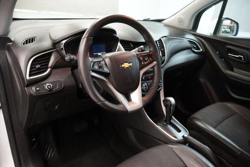 Summit White 2019 Chevrolet Trax LT