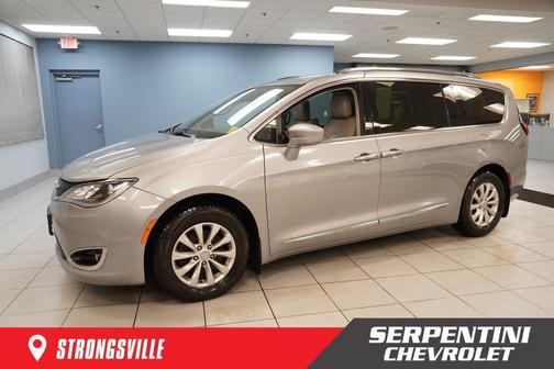 Billet Silver Metallic Clearcoat 2018 Chrysler Pacifica Touring-L