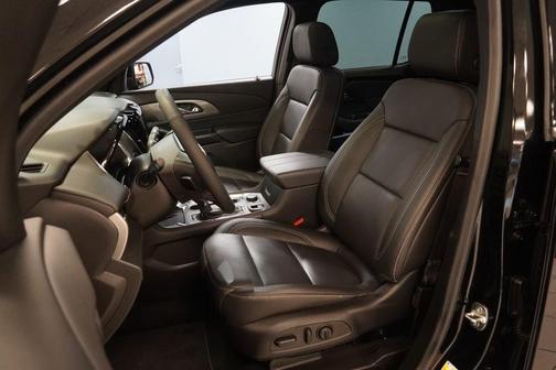 Mosaic Black Metallic 2023 Chevrolet Traverse LT Leather