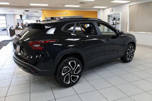 Mosaic Black Metallic 2026 Chevrolet Trax 2RS