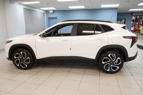 Summit White 2026 Chevrolet Trax 2RS