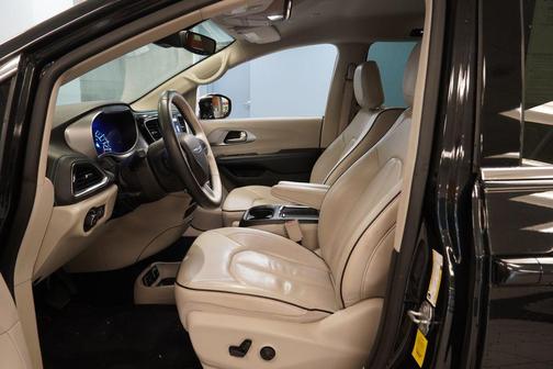 Brilliant Black Crystal Pearlcoat 2018 Chrysler Pacifica Hybrid Limited