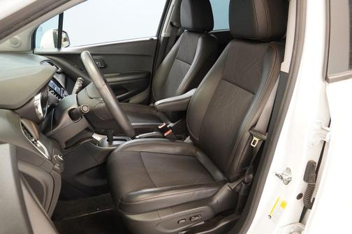 Summit White 2022 Chevrolet Trax LT