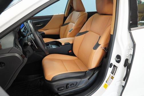 2025 Lexus ES 300h Base
