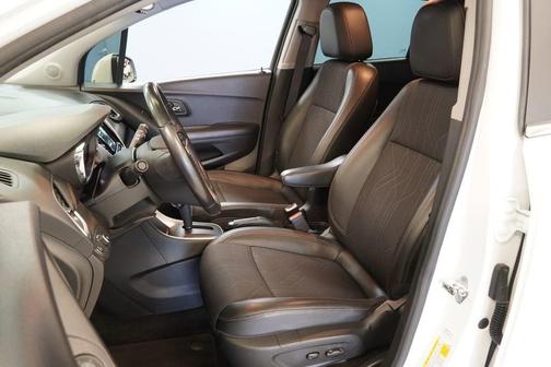 Summit White 2019 Chevrolet Trax LT
