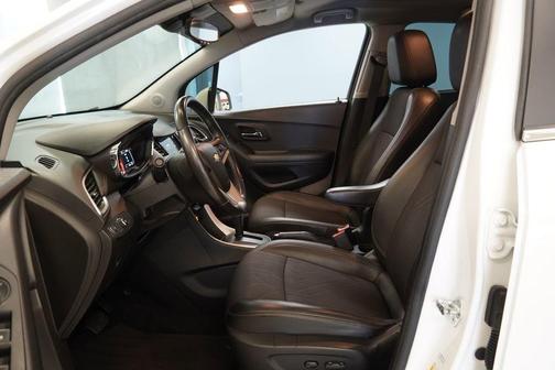 Summit White 2019 Chevrolet Trax LT