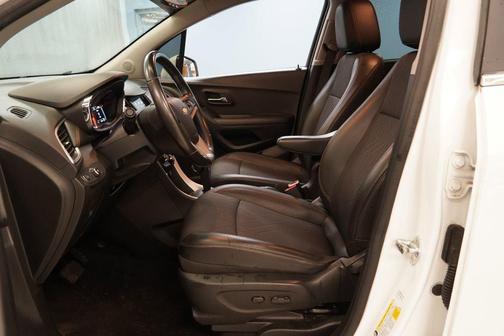 Summit White 2019 Chevrolet Trax LT