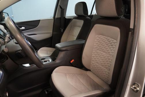 Silver Ice Metallic 2019 Chevrolet Equinox LS