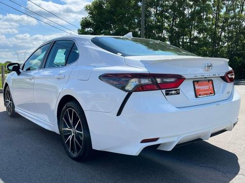 White 2022 Toyota Camry SE