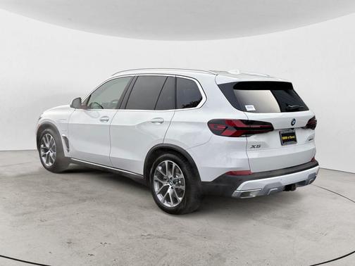 Alpine White 2026 BMW X5 PHEV xDrive50e