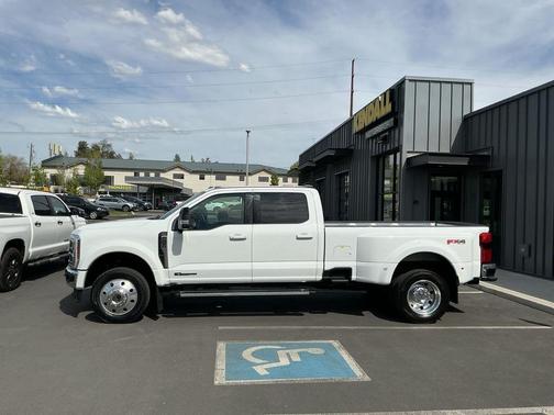 Oxford White 2025 Ford F-450 Lariat